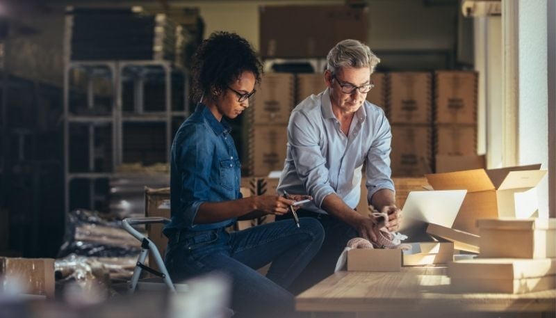 Homme et femme entrepreneurs