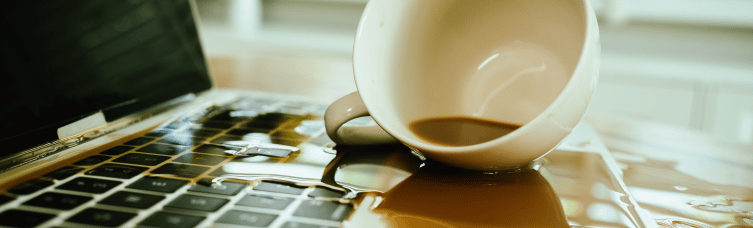 koffietas over laptop